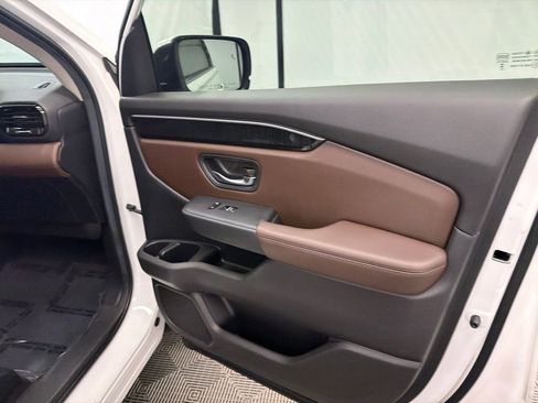 Used 2025 Honda Pilot Elite image 16