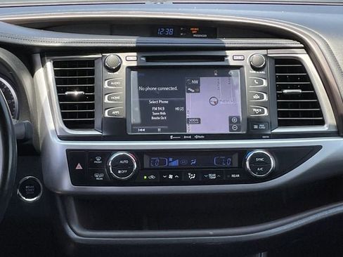 Used 2018 Toyota Highlander XLE FWD image 16