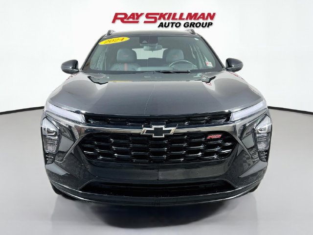 Used 2024 Chevrolet Trax RS w/ Driver Confidence Package FWD image 2