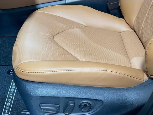 New 2026 Toyota Highlander Platinum AWD/4WD image 18