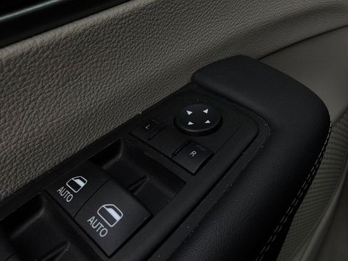 Used 2024 Chrysler Pacifica Touring-L FWD image 27