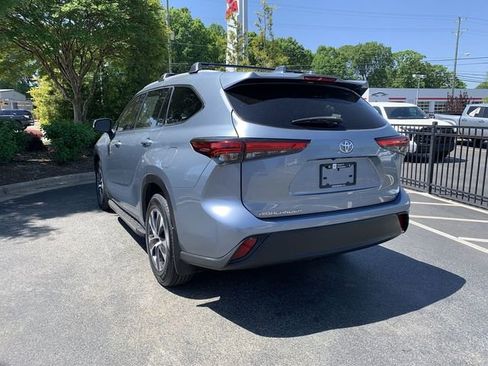 Used 2022 Toyota Highlander XLE image 6