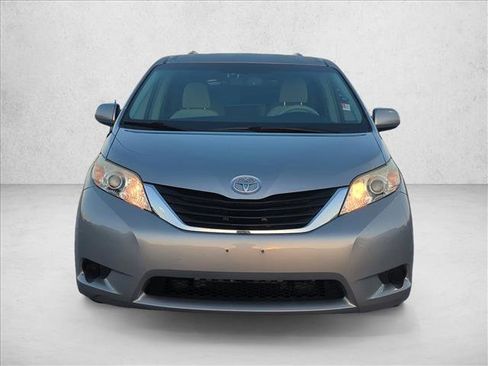 Used 2011 Toyota Sienna LE image 2