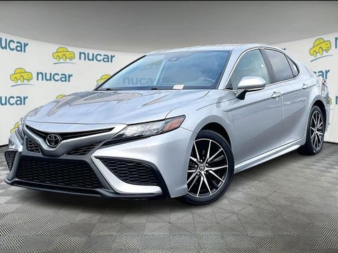 Used 2023 Toyota Camry SE image 3