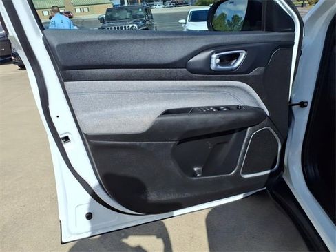 Used 2024 Jeep Compass Latitude image 19