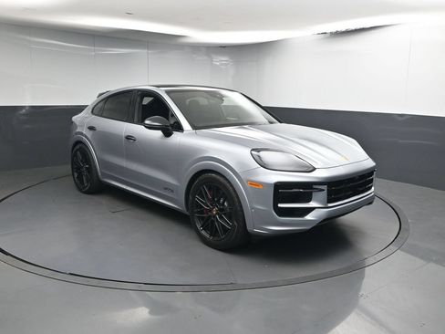 Certified 2025 Porsche Cayenne GTS AWD/4WD image 27