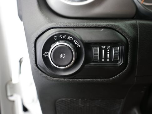 Used 2020 Jeep Wrangler Unlimited Sahara AWD/4WD image 16