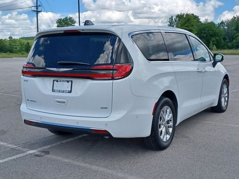 Used 2023 Chrysler Pacifica Touring-L w/ Uconnect Theater Family Group AWD/4WD image 4