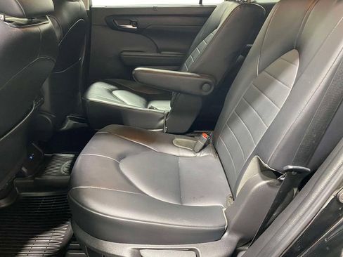 Used 2022 Toyota Highlander XLE AWD/4WD image 11