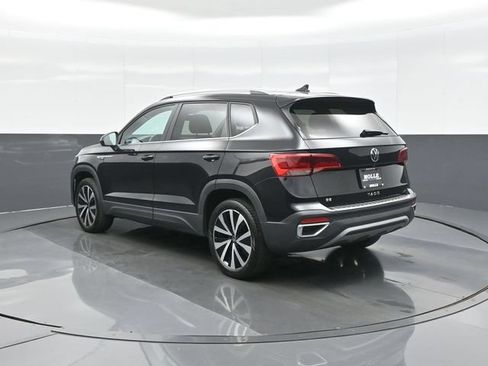 Used 2023 Volkswagen Taos SE w/ Panoramic Sunroof Package FWD image 5