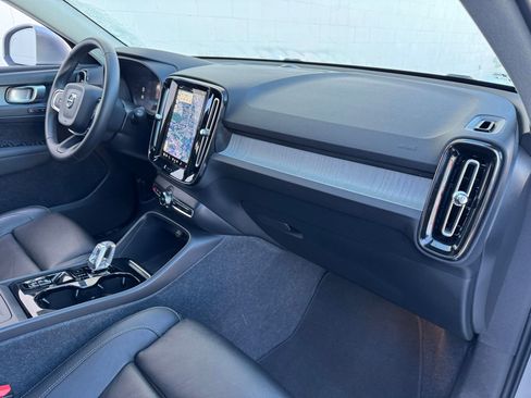 Used 2024 Volvo XC40 B5 Plus image 13