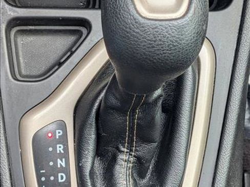 Used 2017 Jeep Cherokee Latitude w/ Comfort & Sound Group FWD image 12