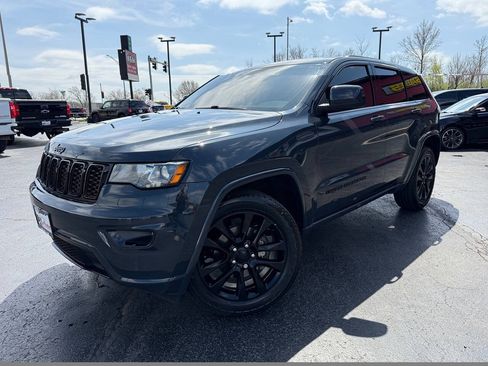 Used 2018 Jeep Grand Cherokee Altitude AWD/4WD image 3