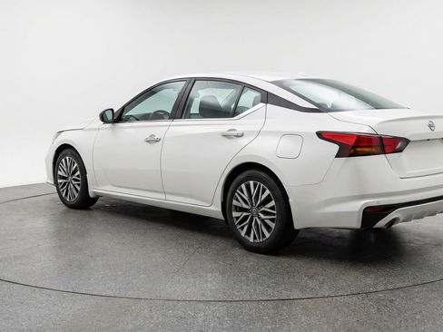 Used 2025 Nissan Altima 2.5 SV image 6