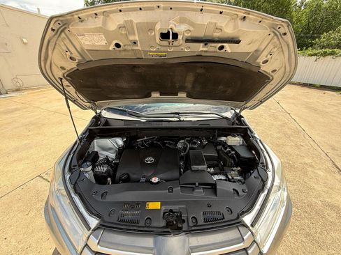 Used 2018 Toyota Highlander LE FWD image 16