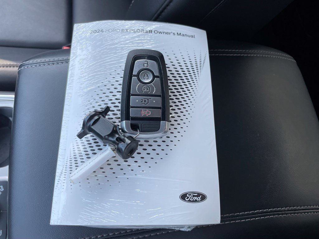 Used 2024 Ford Explorer XLT w/ Equipment Group 202A AWD/4WD image 38