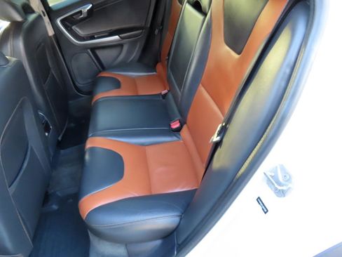 Used 2018 Volvo V60 T5 Cross Country w/ Convenience Package image 11