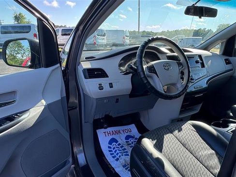 Used 2011 Toyota Sienna SE w/ Preferred Pkg FWD image 35