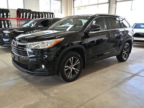 Used 2016 Toyota Highlander XLE w/ Four Season Floor Mat Package image 8