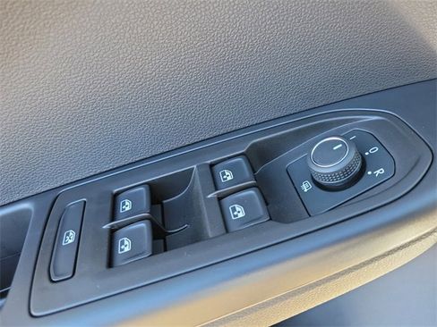 Certified 2025 Volkswagen Taos SE image 21