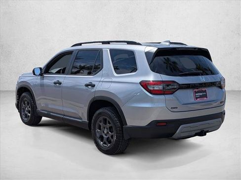Used 2025 Honda Pilot TrailSport image 9