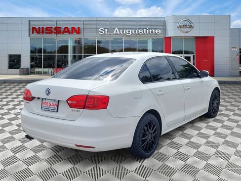 Used 2011 Volkswagen Jetta SE FWD image 2