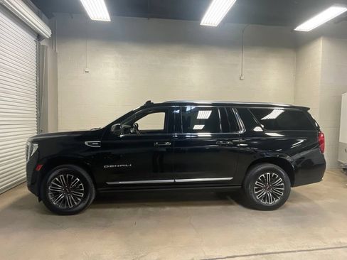Used 2021 GMC Yukon XL Denali w/ Denali Premium Package AWD/4WD image 8