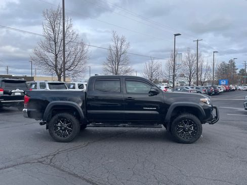 Used 2017 Toyota Tacoma TRD Off-Road image 8