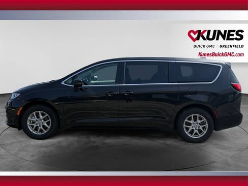 Used 2023 Chrysler Pacifica Touring-L FWD image 6