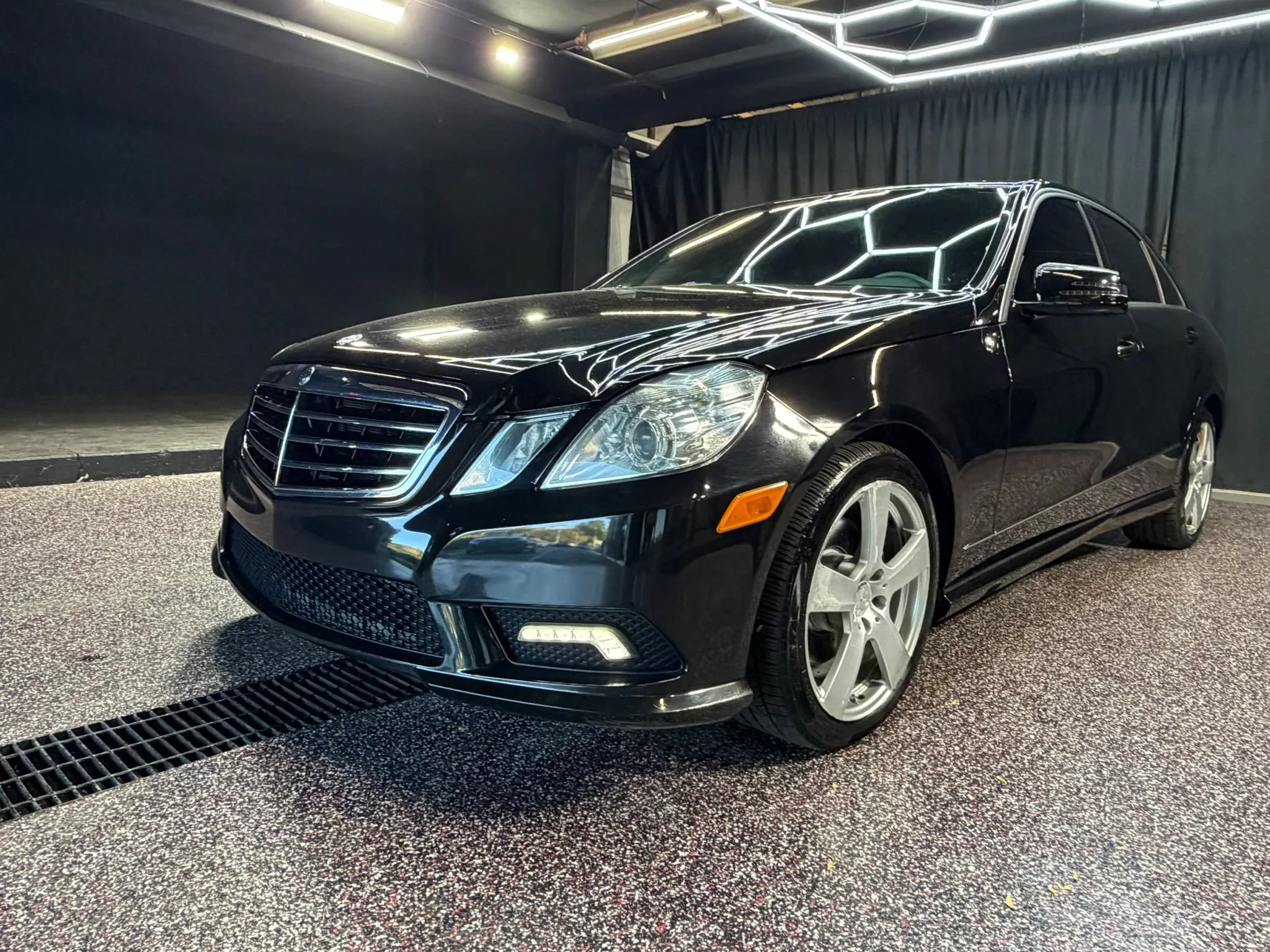 Used 2011 Mercedes-Benz E 350 4MATIC Sedan image 3