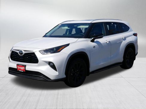 Certified 2026 Toyota Highlander XLE image 3