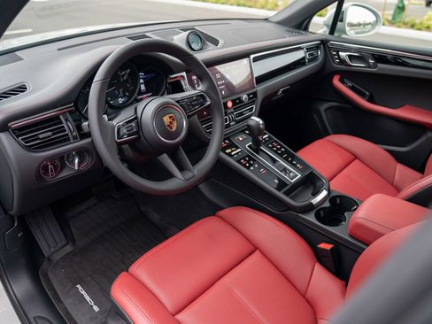 New 2026 Porsche Macan image 4