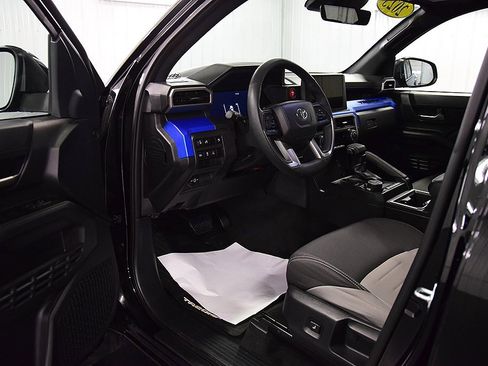 Used 2025 Toyota Tacoma TRD Sport image 16