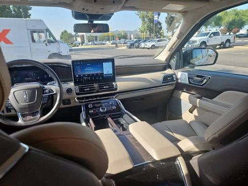 Used 2023 Lincoln Navigator Reserve AWD/4WD image 11