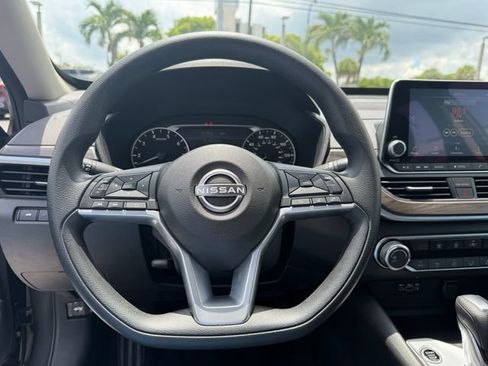 Used 2025 Nissan Altima 2.5 SV FWD image 19