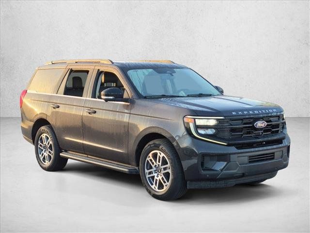 Used 2025 Ford Expedition Active RWD image 3