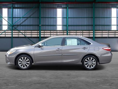 Used 2017 Toyota Camry XLE FWD image 2