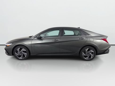 Used 2026 Hyundai Elantra Limited FWD image 2