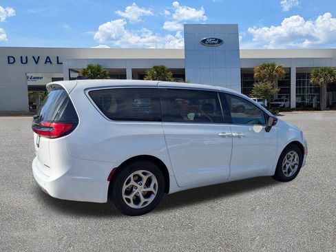 Used 2024 Chrysler Pacifica Limited FWD image 4