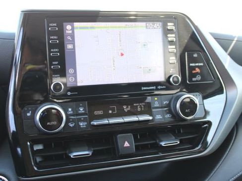 Used 2022 Toyota Highlander XLE AWD/4WD image 34