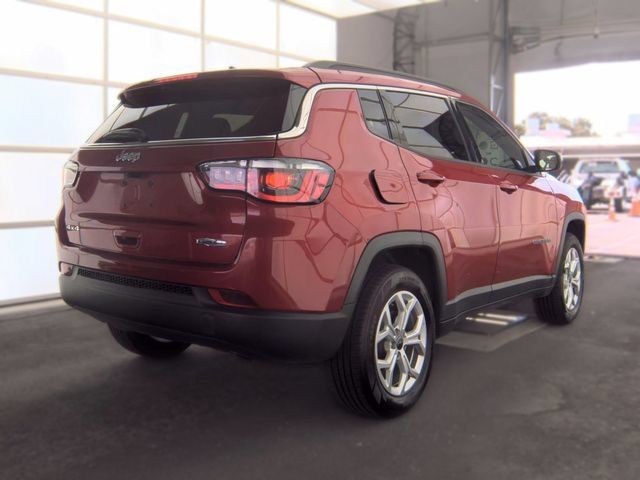 Used 2025 Jeep Compass Latitude w/ Sun & Sound Group AWD/4WD image 4
