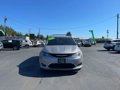 Used 2017 Chrysler Pacifica Touring-L FWD image 3