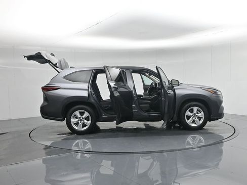 Used 2024 Toyota Highlander LE image 4