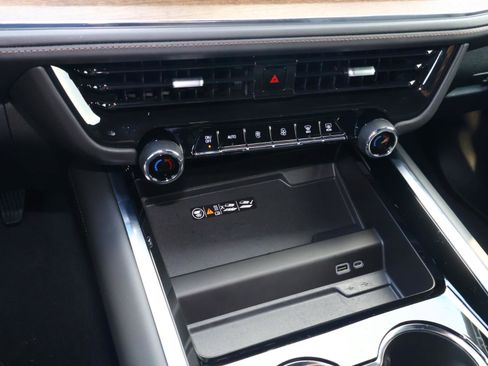 Used 2025 Chevrolet Suburban High Country image 29