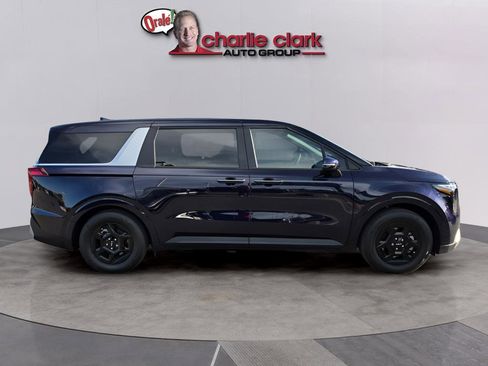 Used 2025 Kia Carnival LX FWD image 8