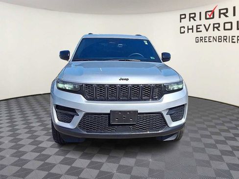 Used 2025 Jeep Grand Cherokee Altitude image 3