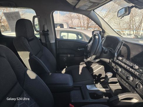 Used 2025 Nissan Frontier SV image 11