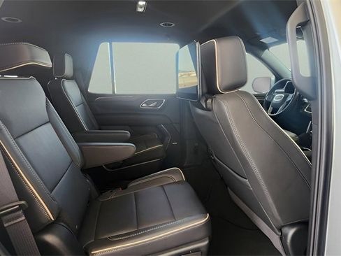 Used 2024 GMC Yukon SLT w/ SLT Luxury Package image 23