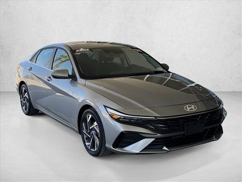 Used 2025 Hyundai Elantra SEL FWD image 5