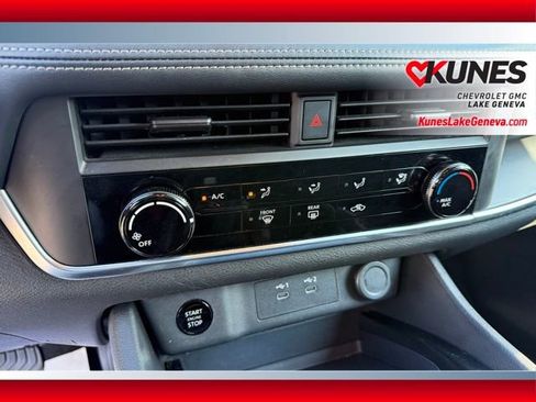 Used 2024 Nissan Rogue S image 32